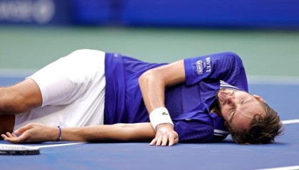 世界杯在线直播-张奔斗：美网冠军奖杯，竟然是梅德维德夫的狗粮